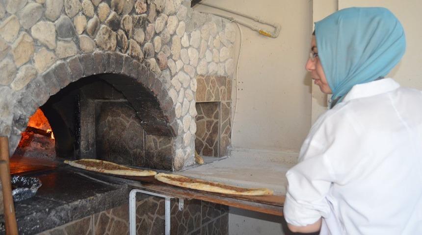 Ekmeğini ateşten &ccedil;ıkarıyor