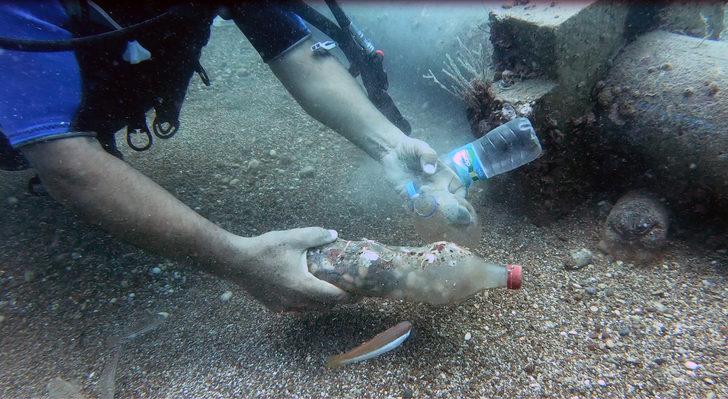 Konyaaltı Sahili'nden onlarca plastik şişe ve battaniye çıkartıldı G2