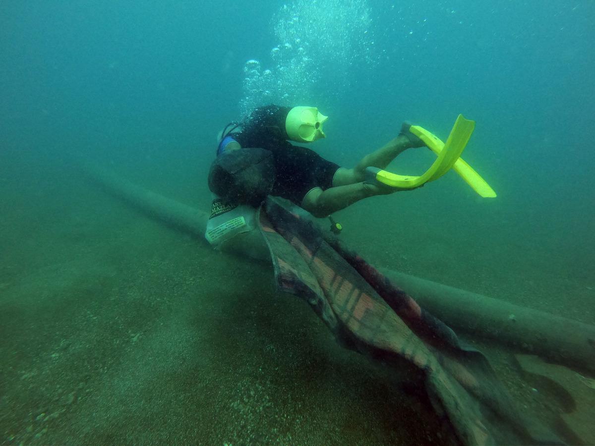 Konyaaltı Sahili'nden onlarca plastik şişe ve battaniye &ccedil;ıkartıldı