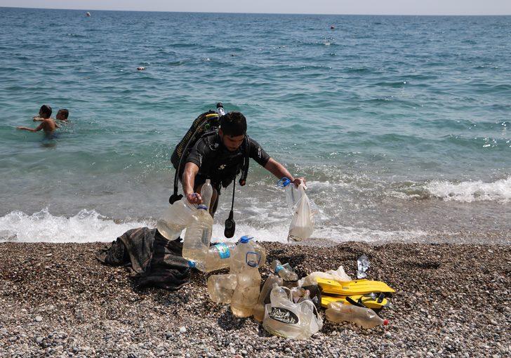 Konyaaltı Sahili'nden onlarca plastik şişe ve battaniye çıkartıldı G4