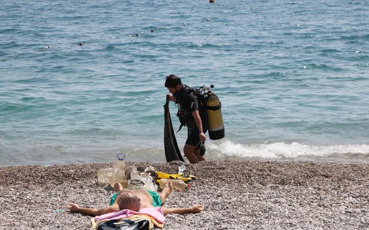 Konyaaltı Sahili'nden onlarca plastik şişe ve battaniye çıkartıldı G3
