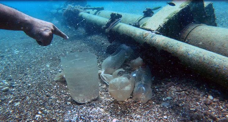 Konyaaltı Sahili'nden onlarca plastik şişe ve battaniye çıkartıldı G1