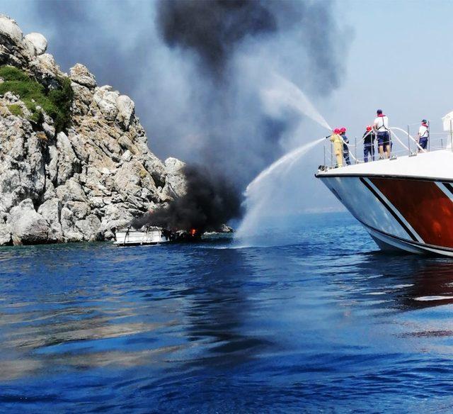 Yanarak batan tekne denizde kirliliğe neden oldu