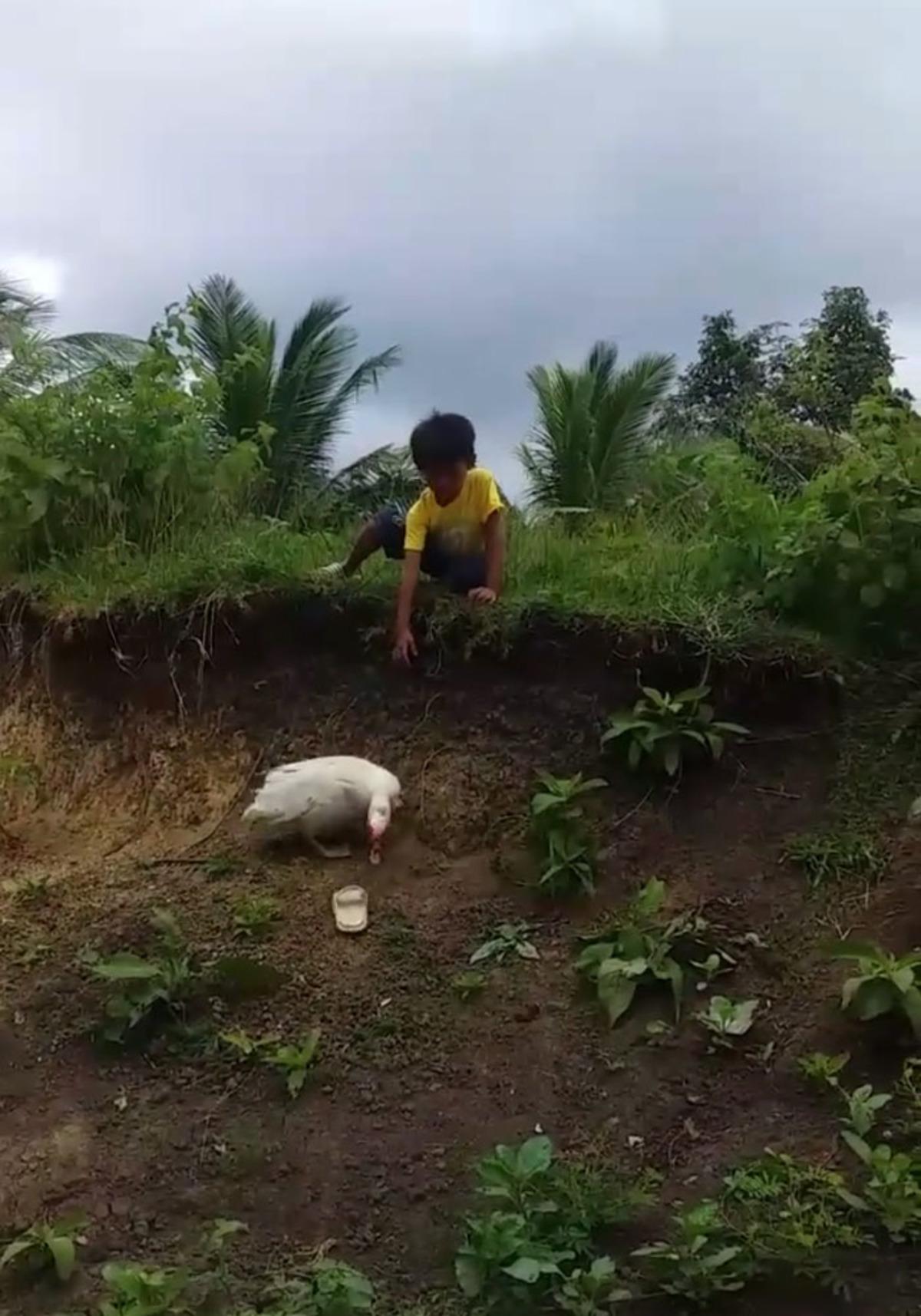 Terliği aşağı d&uuml;ş&uuml;nce, yardımına o koştu!