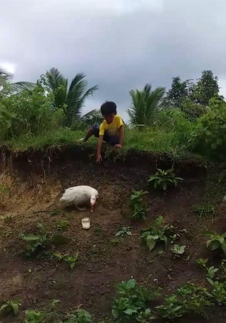 Terliği aşağı düşünce, yardımına o koştu! G1