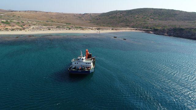 Bozcaada'da yarısı batık gemi, oturduğu karada duruyor