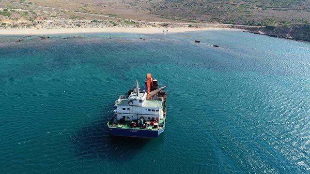 Bozcaada'da yarısı batık gemi, oturduğu karada duruyor