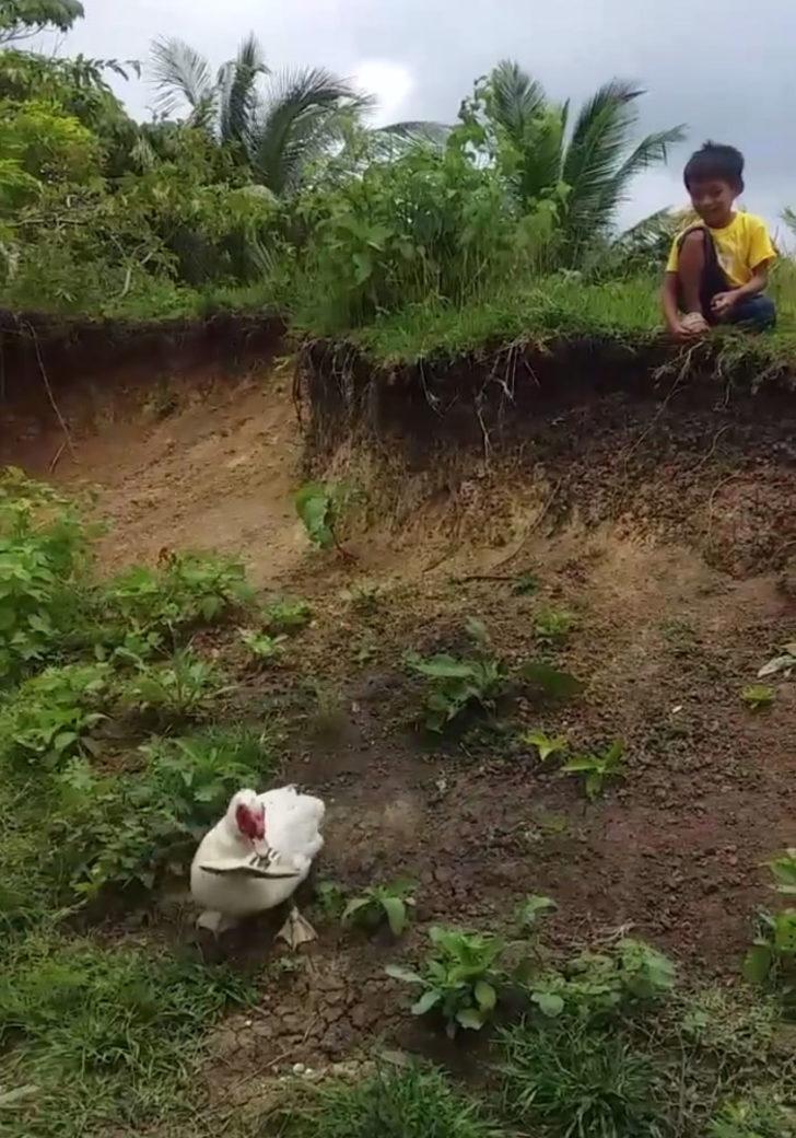 Terliği aşağı düşünce, yardımına o koştu! G3