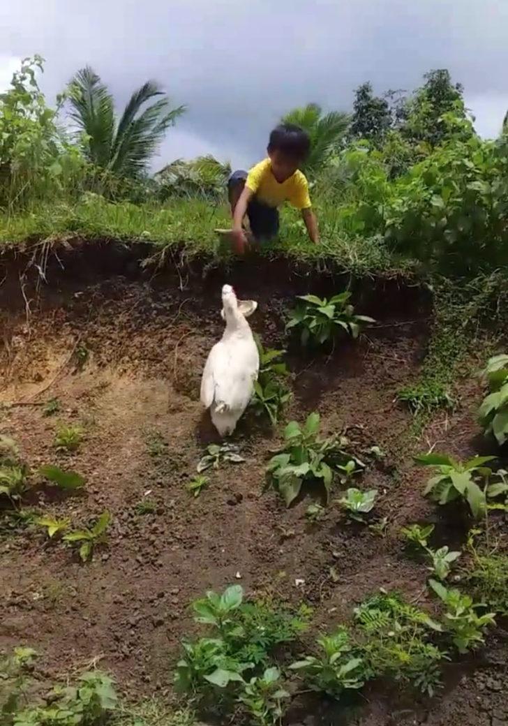 Terliği aşağı düşünce, yardımına o koştu! G5