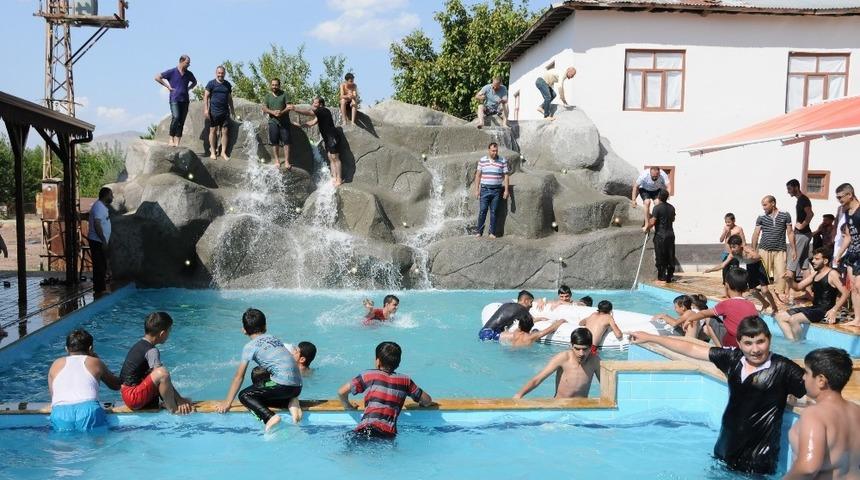 &Ccedil;ocuklara verdiği s&ouml;z&uuml; tuttu, havuz yaptırdı