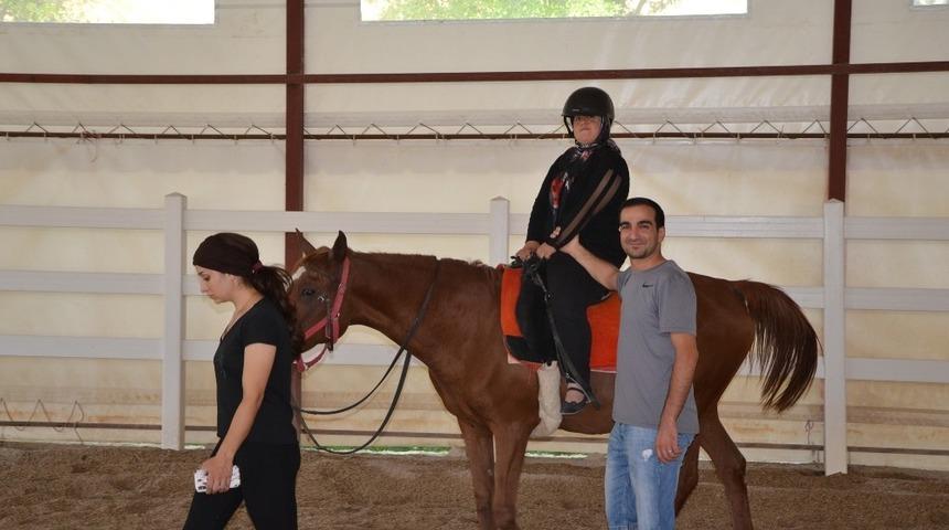 &Ouml;zel &ccedil;ocuklar at &ccedil;iftliğini gezdi