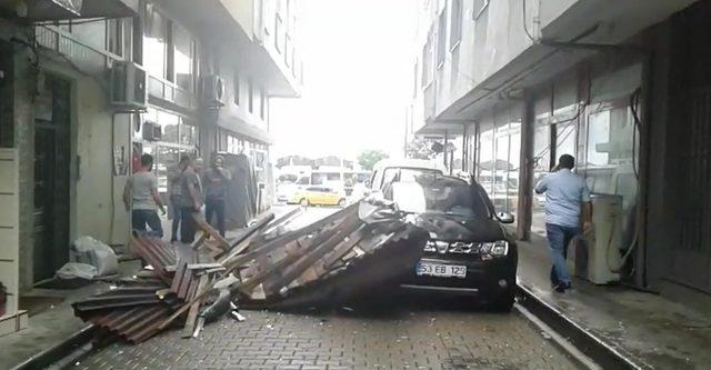 Rize’de fırtına çatıyı uçurdu, 4 araç zarar gördü