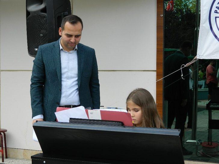 Geleceğin başarılı piyano sanatçısından örnek davranış G5