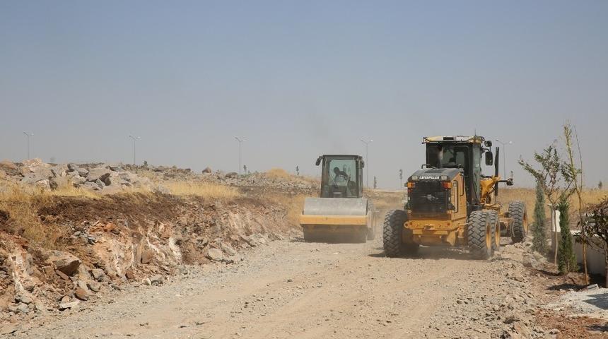 Karaköprü’de yol açma çalışmaları sürüyor
