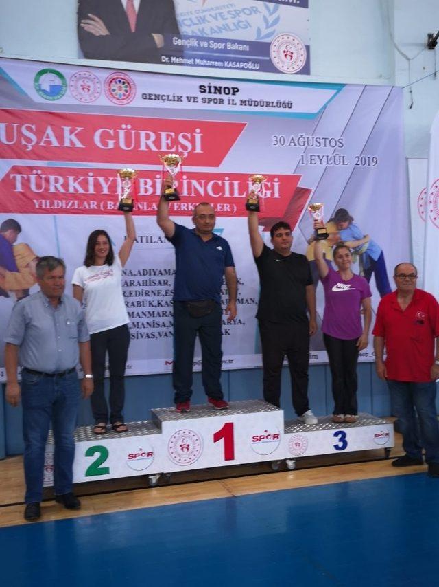 Yunusemre kuşak güreşinde madalyaları topladı