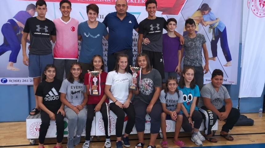 Yunusemre kuşak güreşinde madalyaları topladı