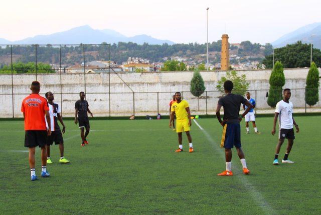 Afrika değil Aydın, mahalle takımı kuran siyahi gençler futbolun keyfini çıkarıyor