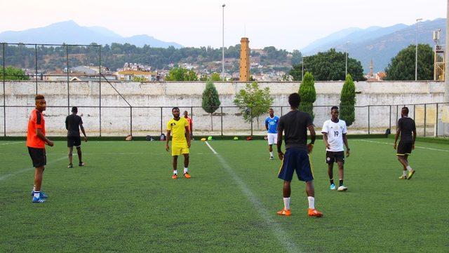 Afrika değil Aydın, mahalle takımı kuran siyahi gençler futbolun keyfini çıkarıyor