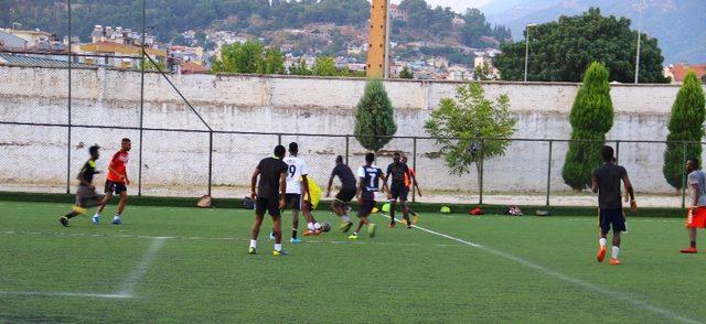 Afrika değil Aydın, mahalle takımı kuran siyahi gençler futbolun keyfini çıkarıyor