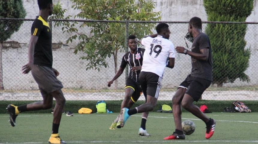 Afrika değil Aydın, mahalle takımı kuran siyahi gençler futbolun keyfini çıkarıyor