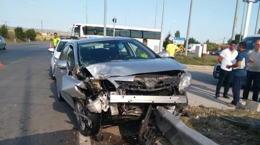 Kavşakta iki otomobil &ccedil;arpıştı: 9 yaralı