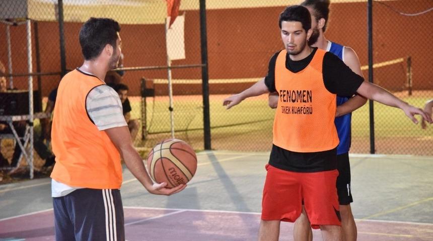 Sokak Basketbolu renkli g&ouml;r&uuml;nt&uuml;lere sahne oldu