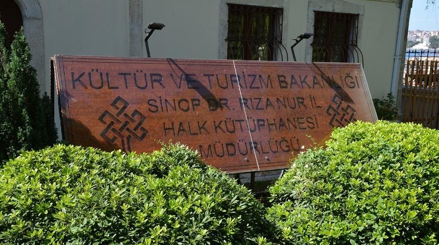 Cumhuriyet kadar eski, Dr. Rıza Nur Halk k&uuml;t&uuml;phanesi