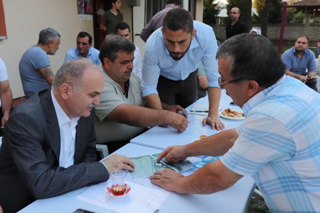 Başkan &Ouml;zl&uuml;&rsquo;den vatandaşın ayağına giderek sorunları dinliyor