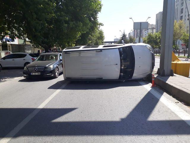 Direksiyon hakimiyeti kaybolan araç yan yattı