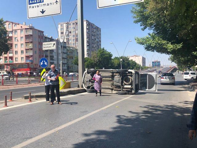 Direksiyon hakimiyeti kaybolan araç yan yattı