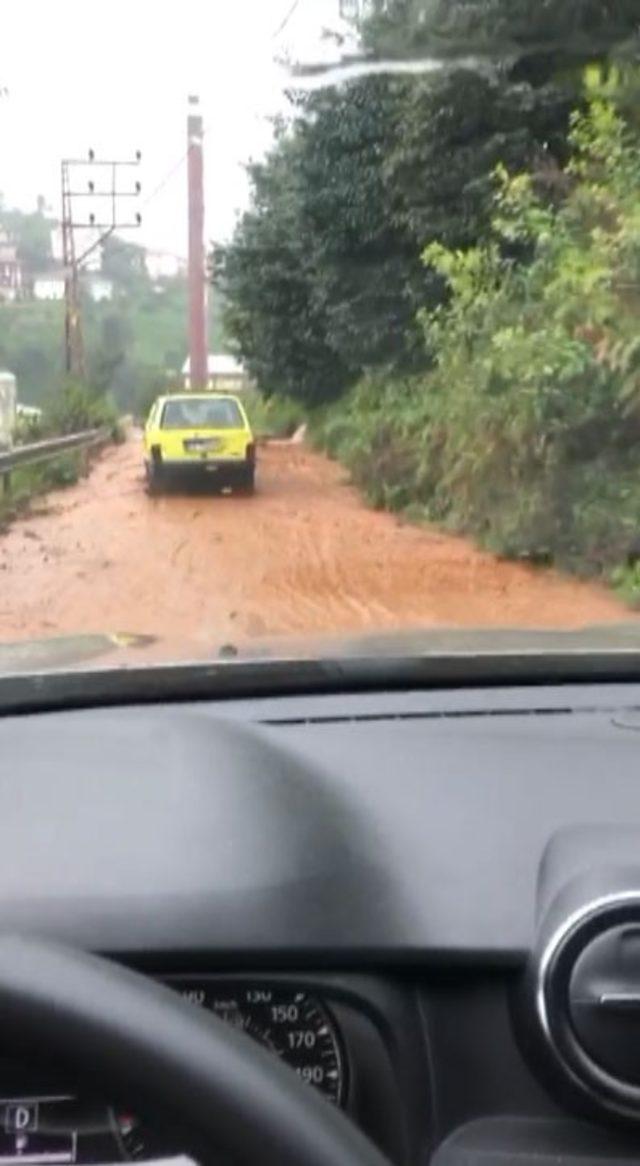 Rize’nin Derepazarı ilçesinde etkili olan yağış hayatı olumsuz etkiledi