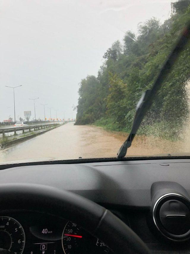 Rize’nin Derepazarı ilçesinde etkili olan yağış hayatı olumsuz etkiledi