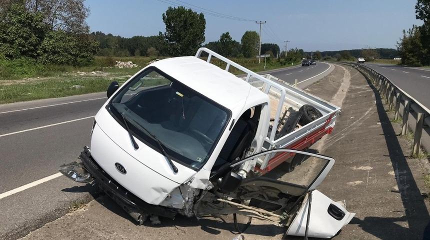 S&uuml;r&uuml;c&uuml;s&uuml;n&uuml;n kontrol&uuml;nden &ccedil;ıkan ara&ccedil; bariyerlere &ccedil;arptı: 1 yaralı