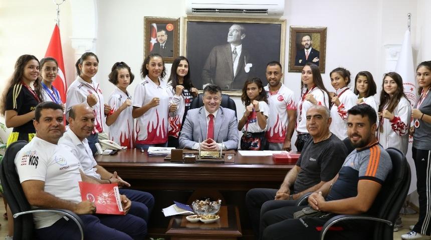 Şampiyonlardan İl M&uuml;d&uuml;r&uuml; Fillik&ccedil;ioğlu&rsquo;na ziyaret