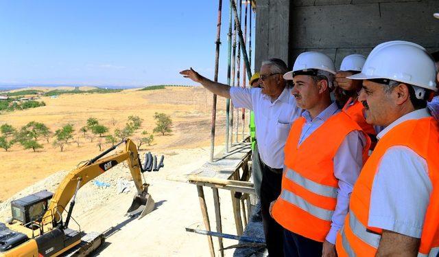 Çınar, yapımı devam eden Gençlik Merkezi’ni inceledi