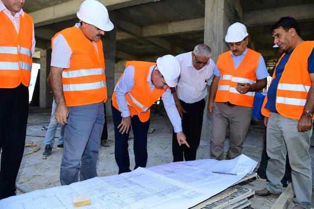 Çınar, yapımı devam eden Gençlik Merkezi’ni inceledi