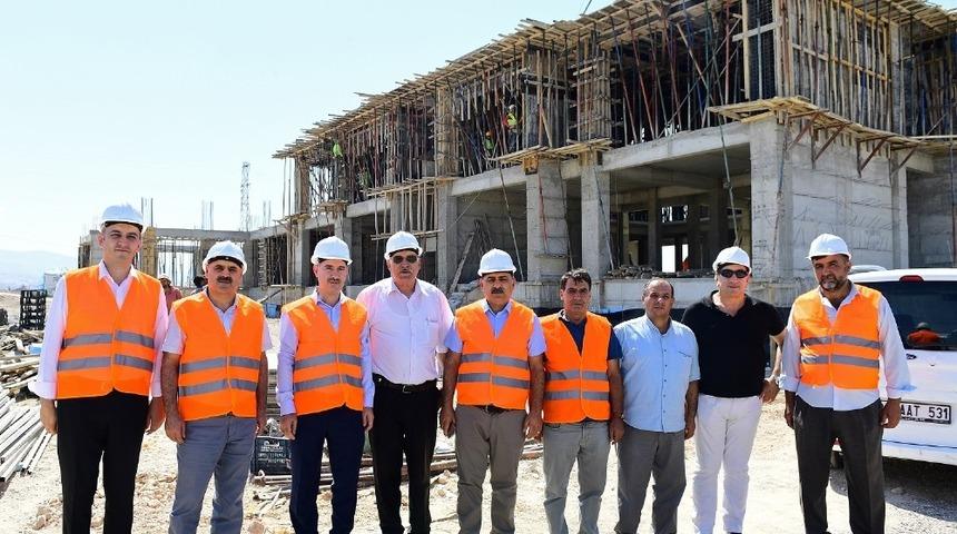 &Ccedil;ınar, yapımı devam eden Gen&ccedil;lik Merkezi&rsquo;ni inceledi