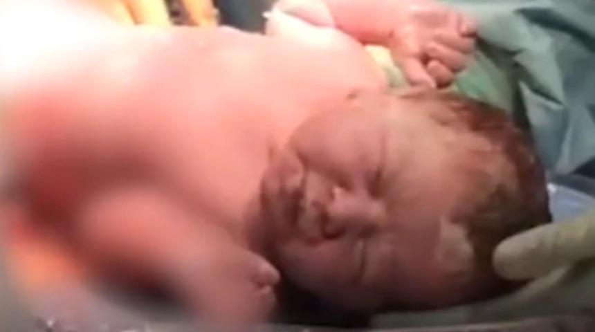 İnanılmaz an! Anne sakin doğum istedi, bebek doğum anında uyuyakaldı