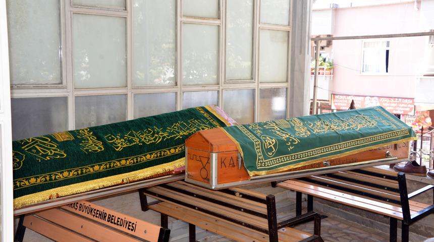 Anne ve &ccedil;ocukları yan yana toprağa verildi