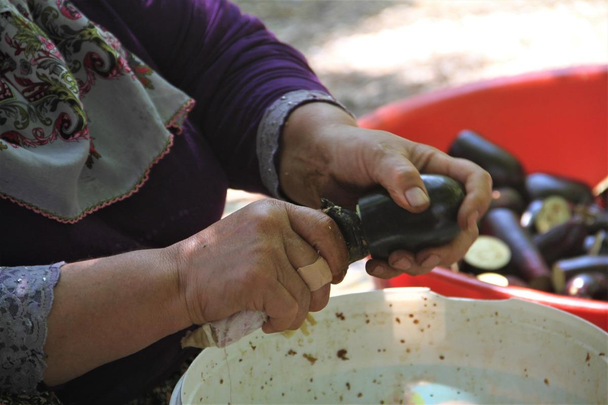 Elazığ&rsquo;da kış i&ccedil;in kurutmalık mesaisi başladı