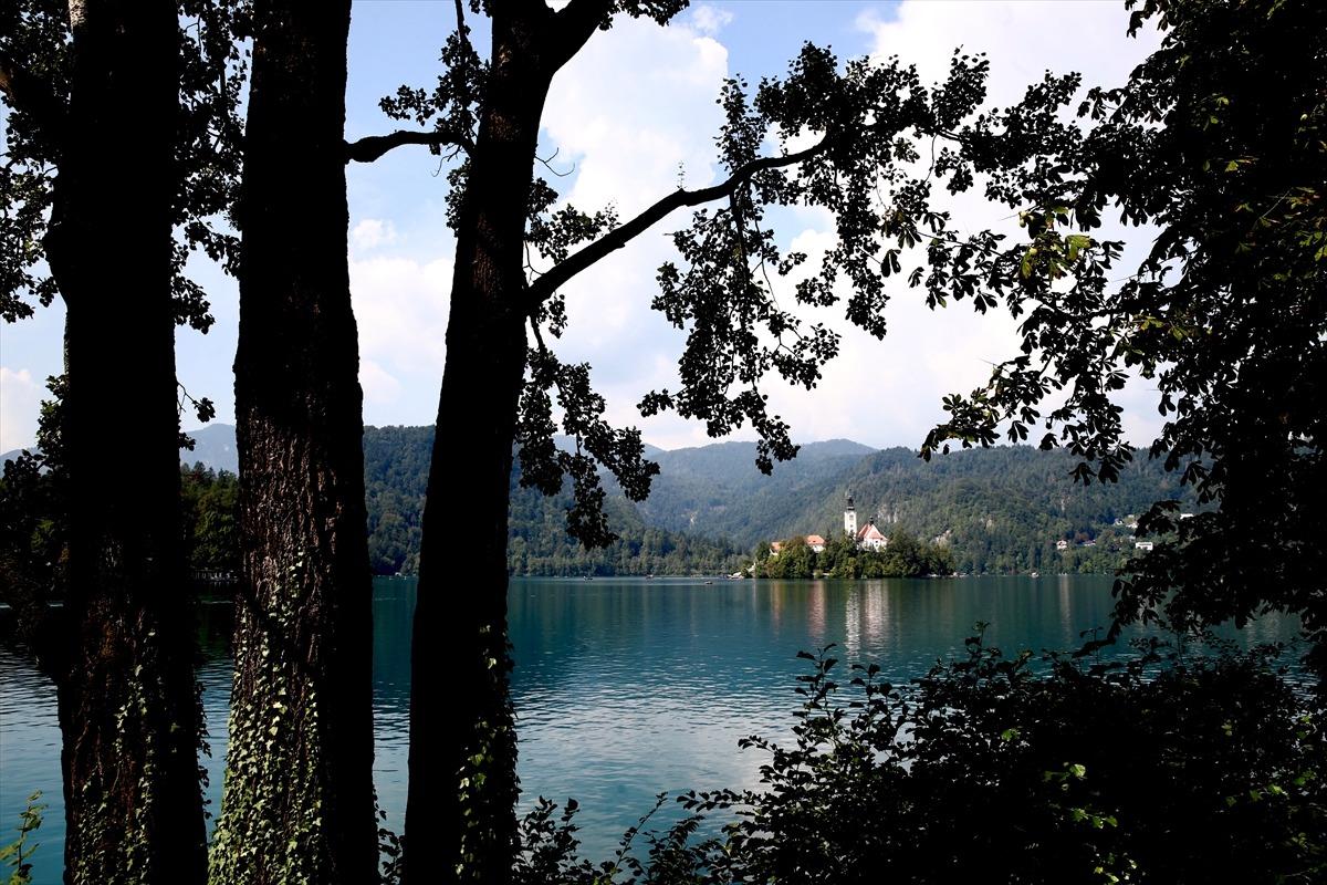 Bled Buzul G&ouml;l&uuml;, doğasıyla g&ouml;renleri b&uuml;y&uuml;l&uuml;yor