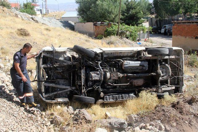 Elazığ’da minibüs şarampole yuvarlandı : 2 yaralı