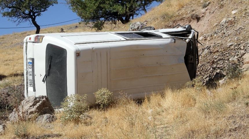 Elazığ&rsquo;da minib&uuml;s şarampole yuvarlandı : 2 yaralı