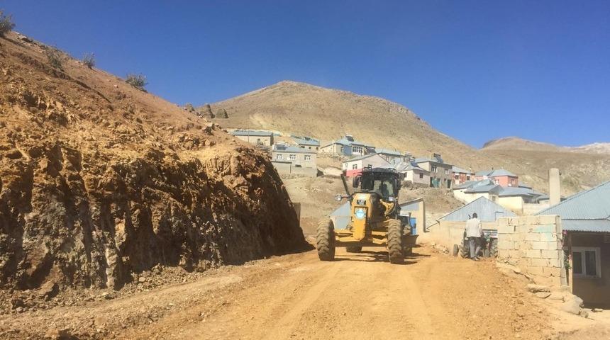 &Ccedil;aldıran Belediyesinde stabilize yol &ccedil;alışması