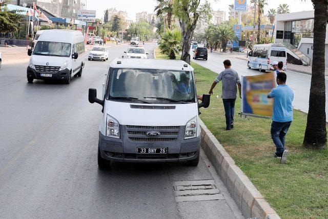 Mersin’de refüj ve direklerdeki izinsiz tabelalar kaldırılıyor