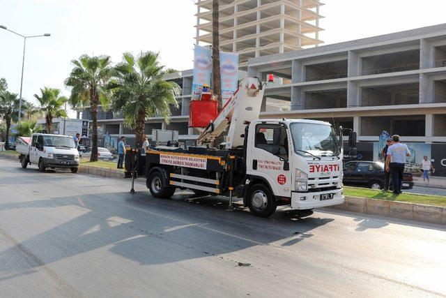 Mersin’de refüj ve direklerdeki izinsiz tabelalar kaldırılıyor