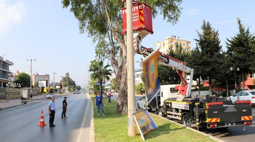 Mersin&rsquo;de ref&uuml;j ve direklerdeki izinsiz tabelalar kaldırılıyor