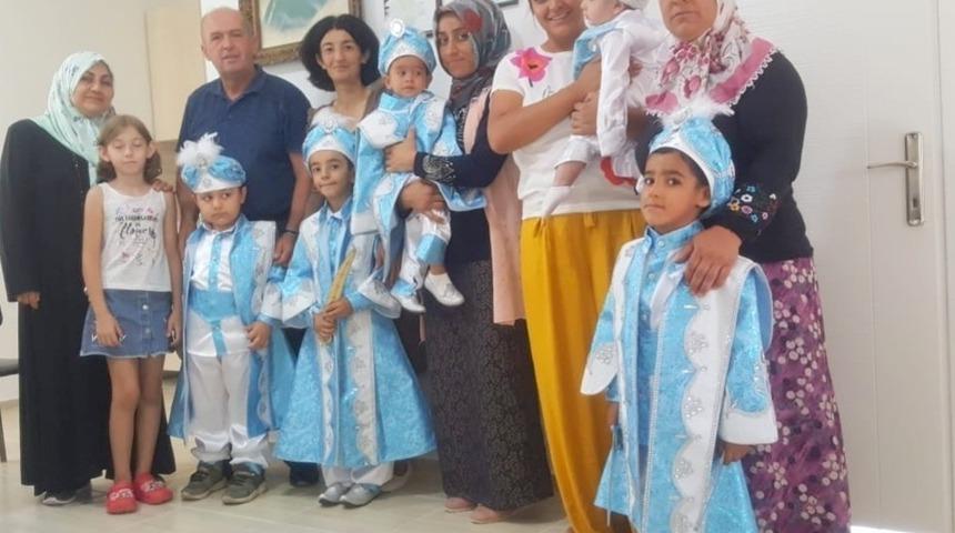 Fo&ccedil;alı muhtar mahallesinin &ccedil;ocuklarını s&uuml;nnet ettirdi