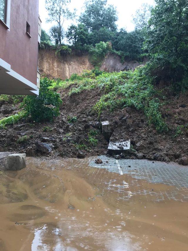 Rize'de sitenin istinat duvarı çöktü; 4 araç toprak altına kaldı