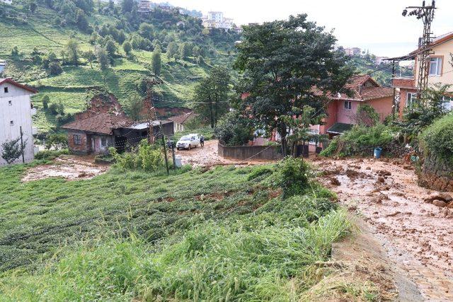 Rize’nin Derepazarı ilçesinde heyelan nedeniyle 3 ev tahliye edildi